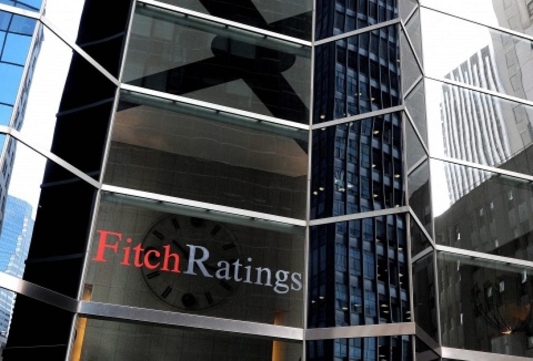 Η Fitch προειδοποιεί με υποβάθμιση του ελληνικού αξιόχρεου
