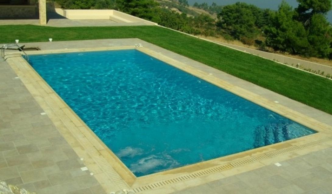 Στη ΜΕΘ του ΠΑΓΝΗ 4χρονο παιδάκι που παραλίγο να πνιγεί σε πισίνα