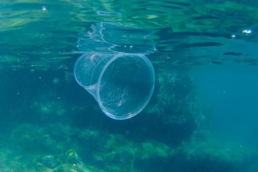 πλαστικα στη θαλασσα