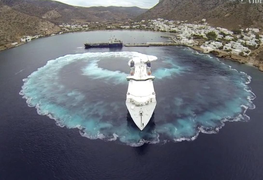 Το πλοίο "αποχαιρέτησε" τη Σίφνο με μία "πιρουέτα"