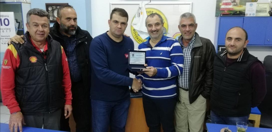 Ο Αντισυνταγματάρχης Πεζικού βραβεύει τον Παγκρήτιο Όμιλο Φουσκωτών Σκαφών