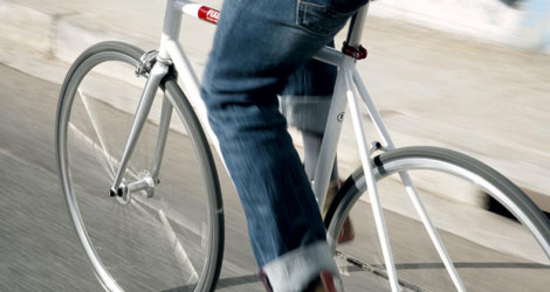 Ποδηλάτης ξεγελάει το θάνατο (βίντεο)