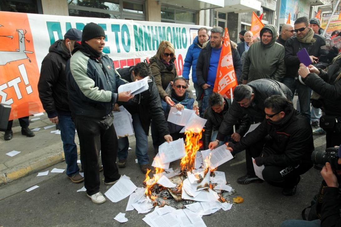 ΠΟΕ-ΟΤΑ καίει μνημόνιο