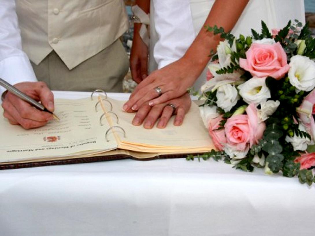 Βέρα στο δεξί στη Λότζια: Αυξάνονται οι πολιτικοί γάμοι στο Ηράκλειο