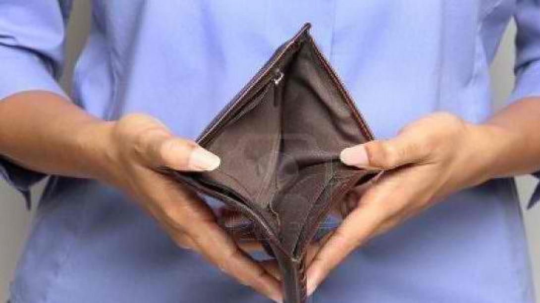 Ενας στους δύο μισθωτούς χρειάστηκε να κάνει ανάληψη από την Τράπεζα ή να δανειστεί...