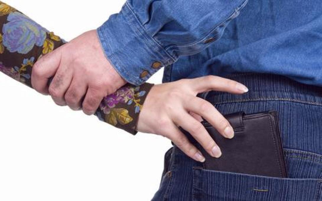 Ηράκλειο: Την "πάτησε" η 17χρονη που έκλεβε τα πορτοφόλια των γυναικών