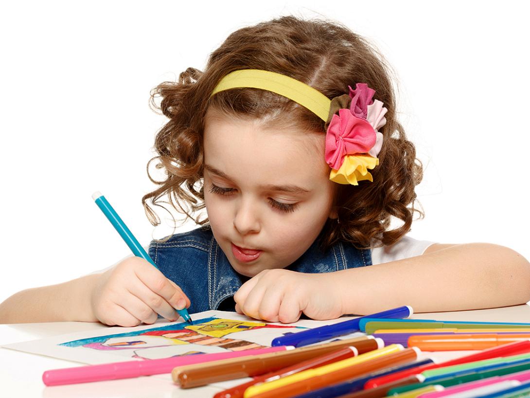 κοριτσάκι στο σχολείο-νηπιαγωγείο