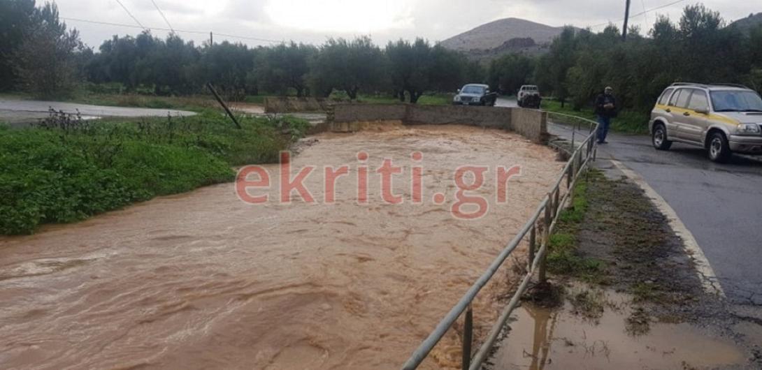 το ποτάμι φούσκωσε, ο δρόμος έκλεισε