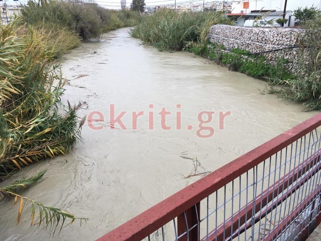 Οι βροχές... φούσκωσαν τον ποταμό