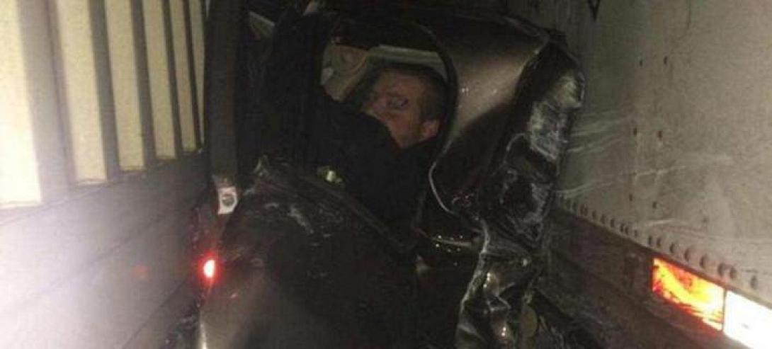 Ποζάρει εγκλωβισμένος μέσα στα συντρίμμια του αυτοκινήτου του (φωτογραφίες)