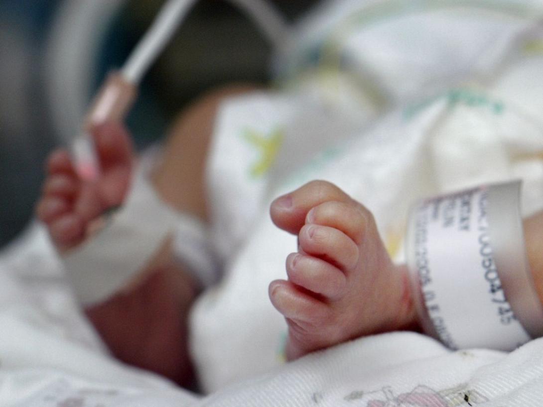 νεογέννητο βρέφος θερμοκοιτίδα