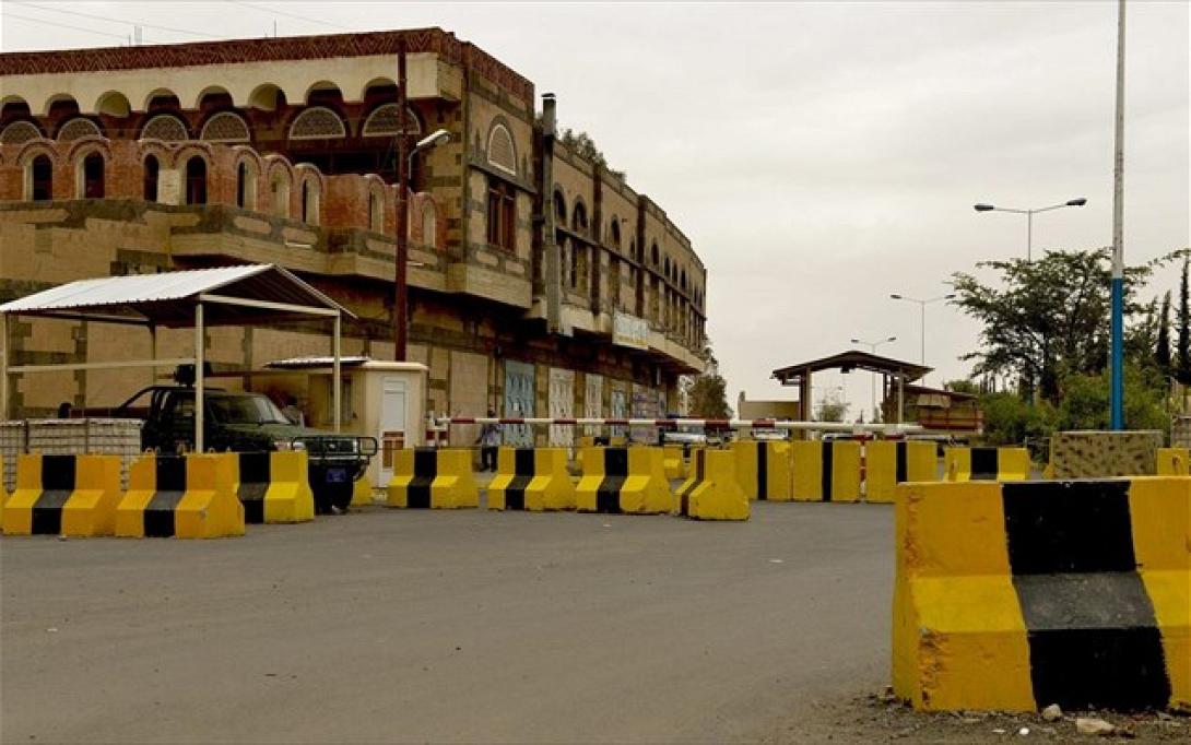 Συναγερμός για ύποπτο δέμα έξω από την πρεσβεία των ΗΠΑ