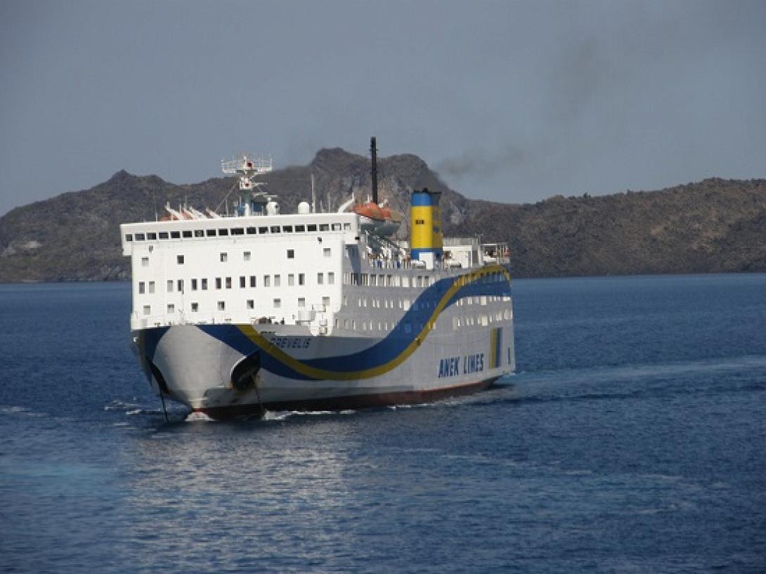 Η βλάβη και η κακοκαιρία προκάλεσαν ταλαιπωρία στους επιβάτες του "Πρέβελη"