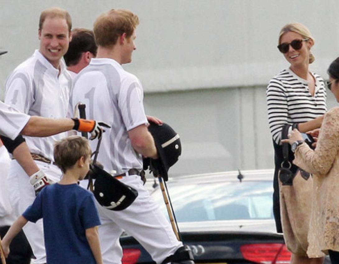 Τα οπίσθια ... της συνοδού του πρίγκιπα Χάρι