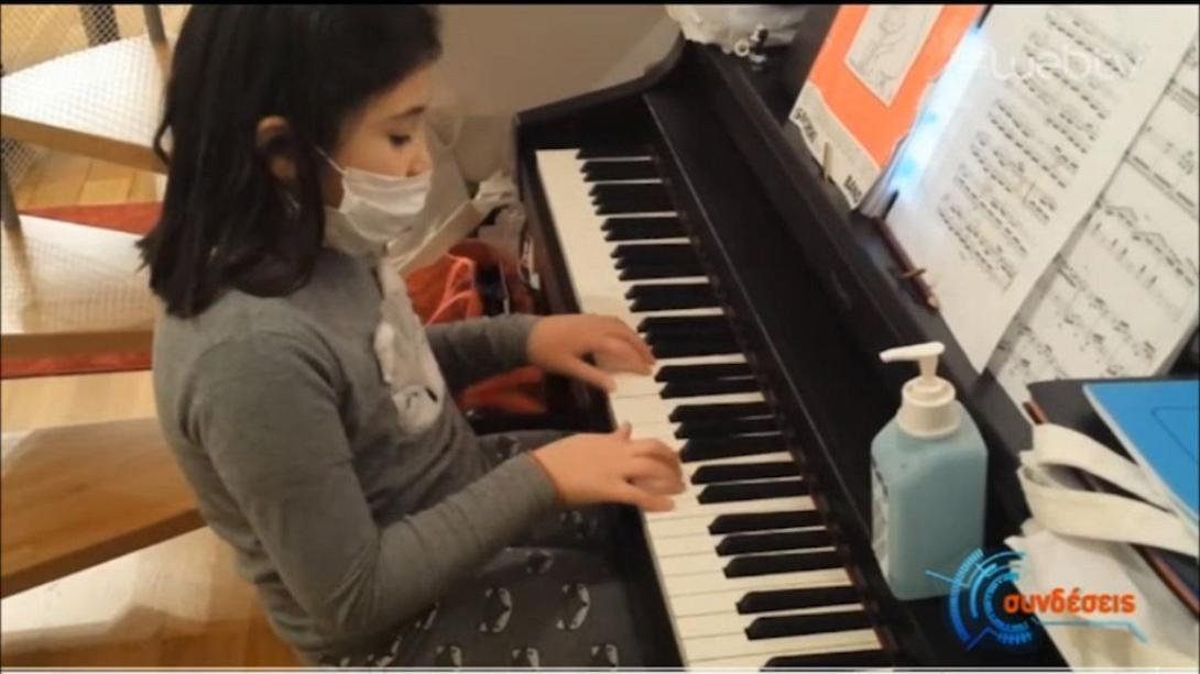 μένουμε σπίτι