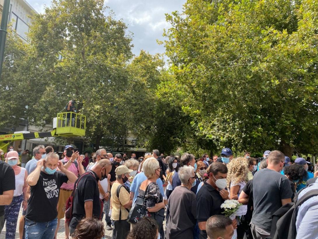 Αστυνομικοί τηρούν τα μέτρα προστασίας για τον κορωνοϊό – Στον Γαλατά Χανίων οριστικά η ταφή του