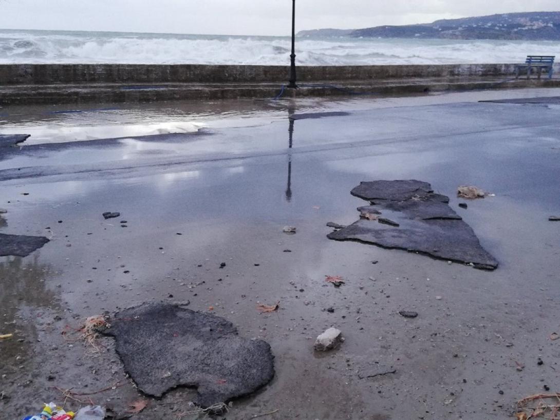 Ζημιές στον παραλιακό δρόμο στις Καλύβες Αποκορώνου