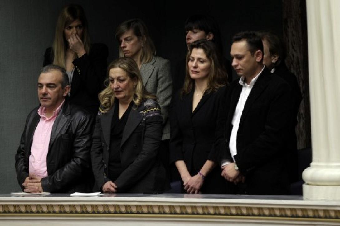 Με απλό, μαύρο ταγέρ στη Βουλή η σύζυγος του πρωθυπουργού