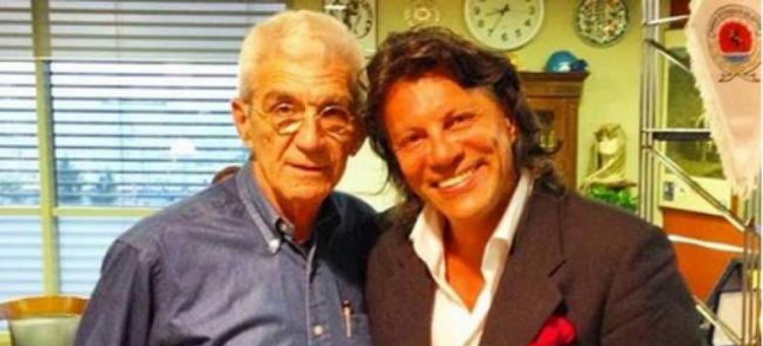 Ο δήμαρχος Ψινάκης κάνει γίογκα στο καπώ του ΙΧ