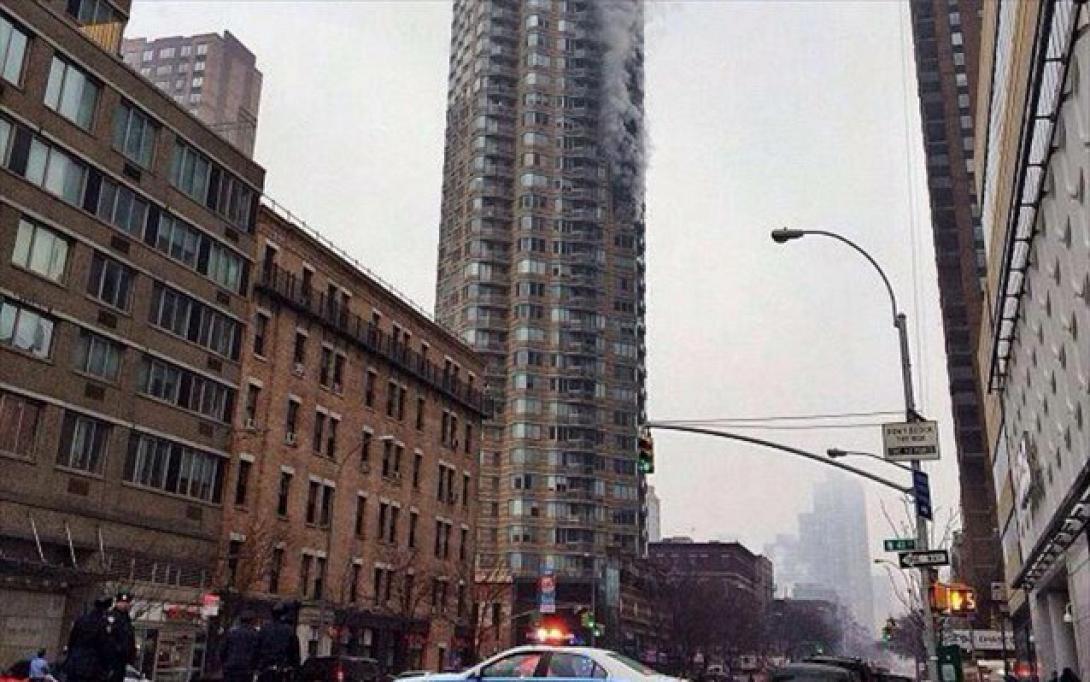 Φωτιά σε ουρανοξύστη στη χιονισμένη Νέα Υόρκη