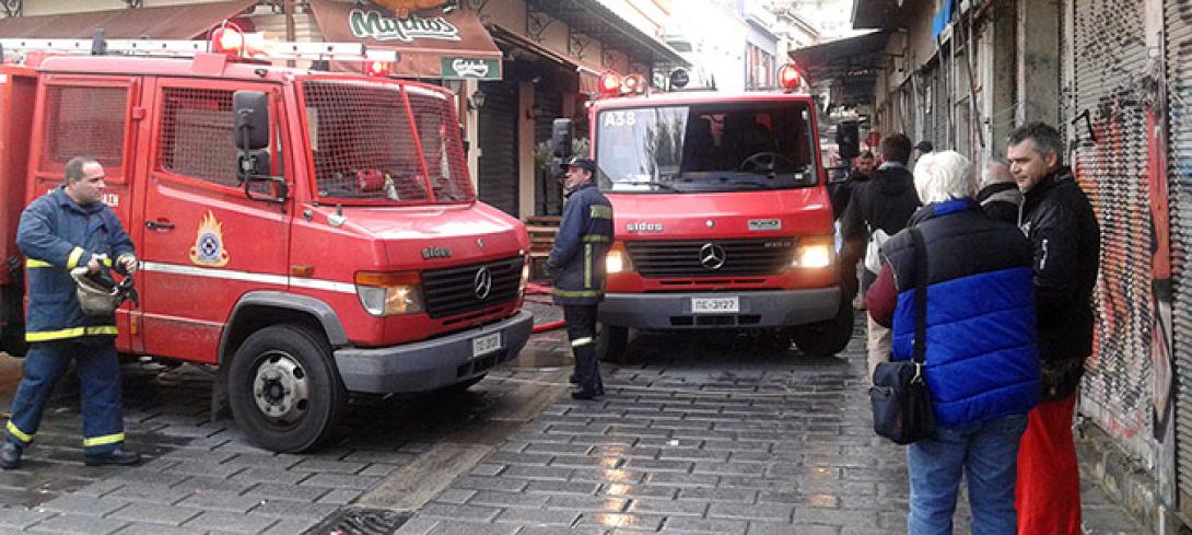 Υπό μερικό έλεγχο η πυρκαγιά στο κέντρο της Αθήνας