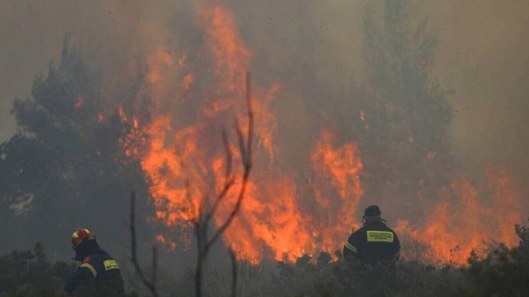 Καίγονται σπίτια στην Εύβοια