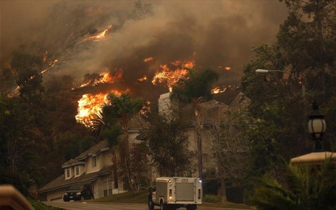 ΗΠΑ : μεγάλες πυρκαγιές στη Ν . Καλιφόρνια, εκκενώνονται σπίτια