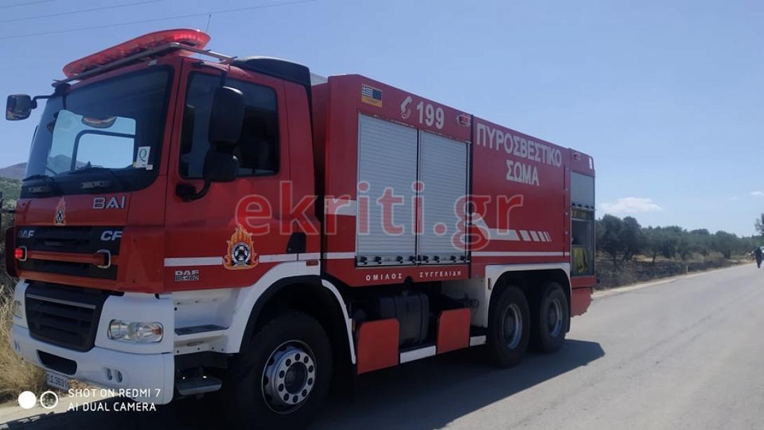 Πυροσβεστικό όχημα στη μάχη με τις φλόγες