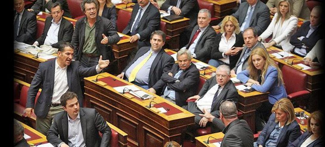Πισώπλατο χτύπημα Χρυσαυγίτη βουλευτή στον Πύρρο Δήμα μέσα στη Βουλή