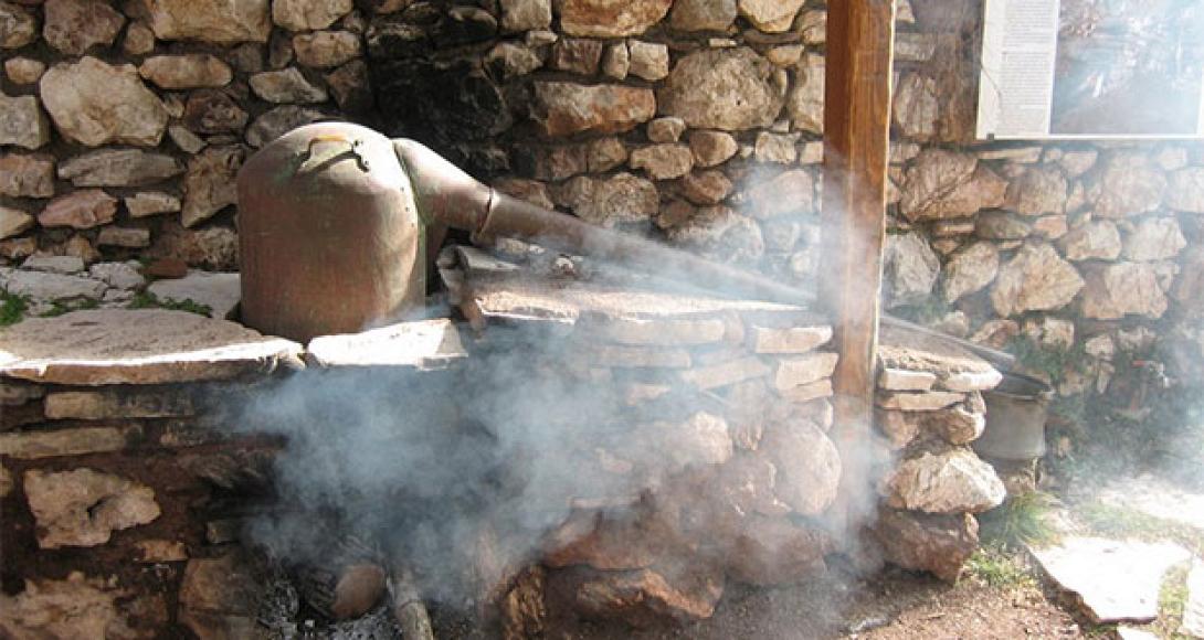 Επί τάπητος τα προβλήματα των παραδοσιακών αποσταγματοποιών τσικουδιάς του νομού Ηρακλείου