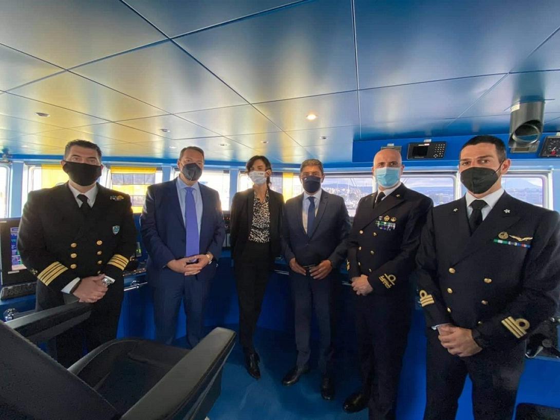 στο λιμανι η πρεσβης