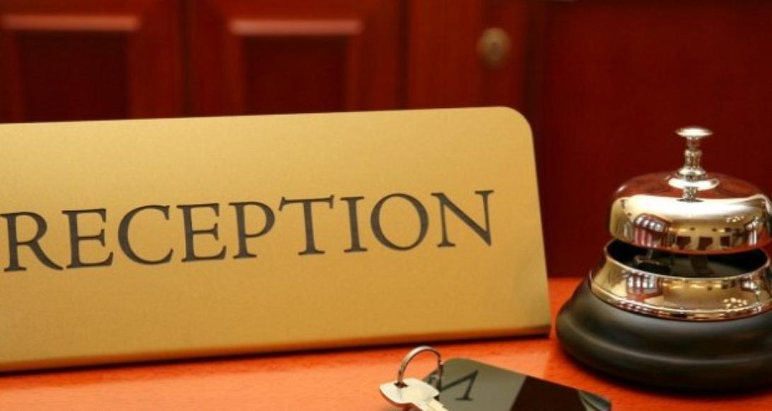 Όπως ειπώθηκε στο Ράδιο Κρήτη, δεν τηρούνται οι συμβάσεις και τα ωράρια εργασίας από πολλούς ξενοδόχους