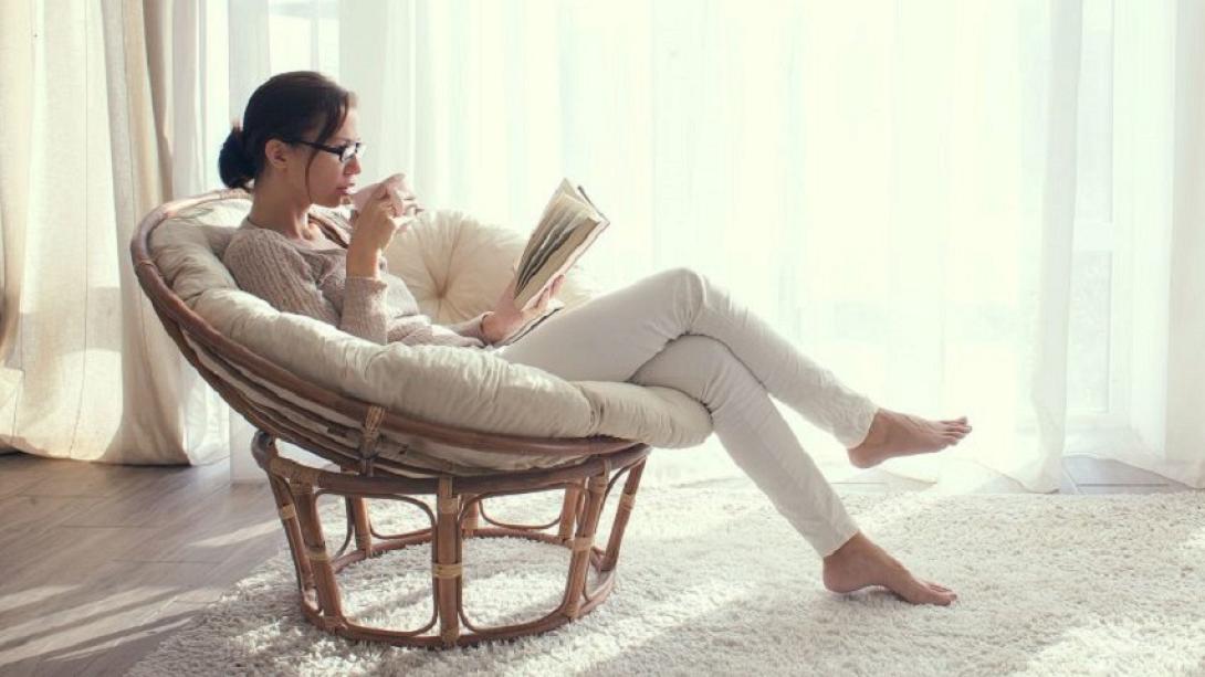 γυναίκα-διάβασμα-σπίτι
