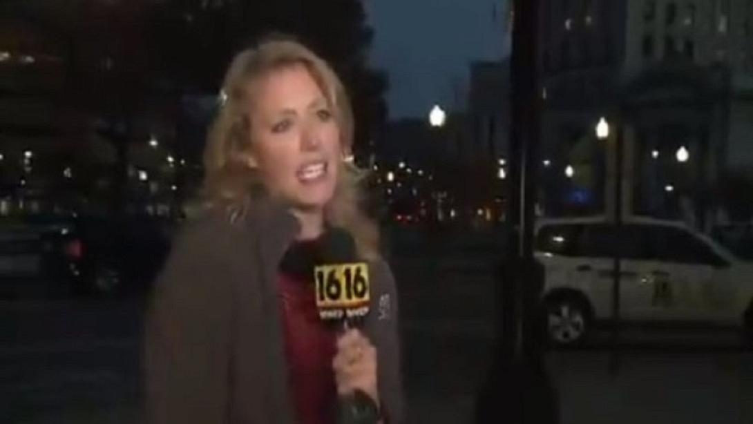 Το τραγούδι δημοσιογράφου που δεν κατάλαβε ότι ήταν στον αέρα 