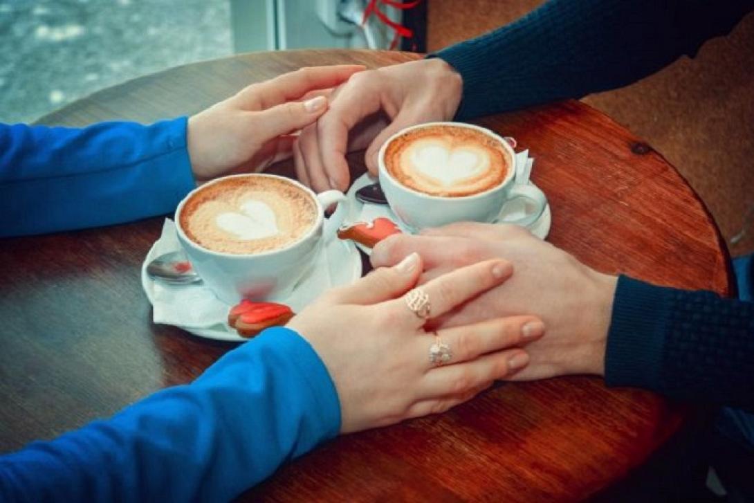 ερωτευμένο ζευγάρι σε καφέ