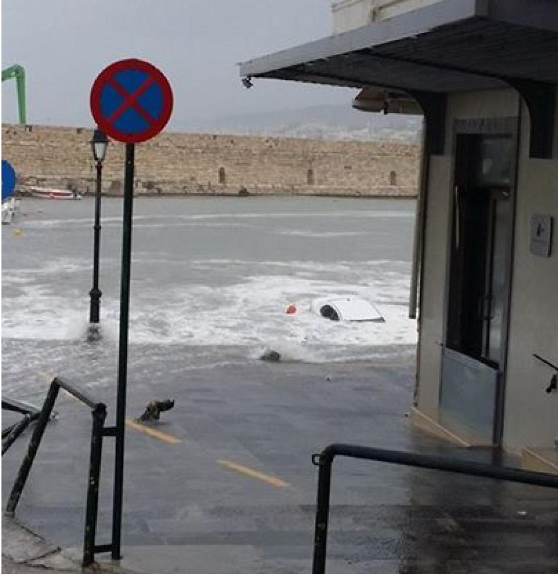 Η θάλασσα "καταπίνει" αυτοκίνητο στο λιμάνι του Ρεθύμνου! (φωτο)