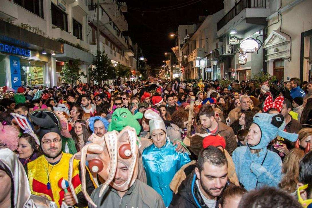 Ξέφρενο κέφι στο Ρέθυμνο που "βουλιάζει" από επισκέπτες