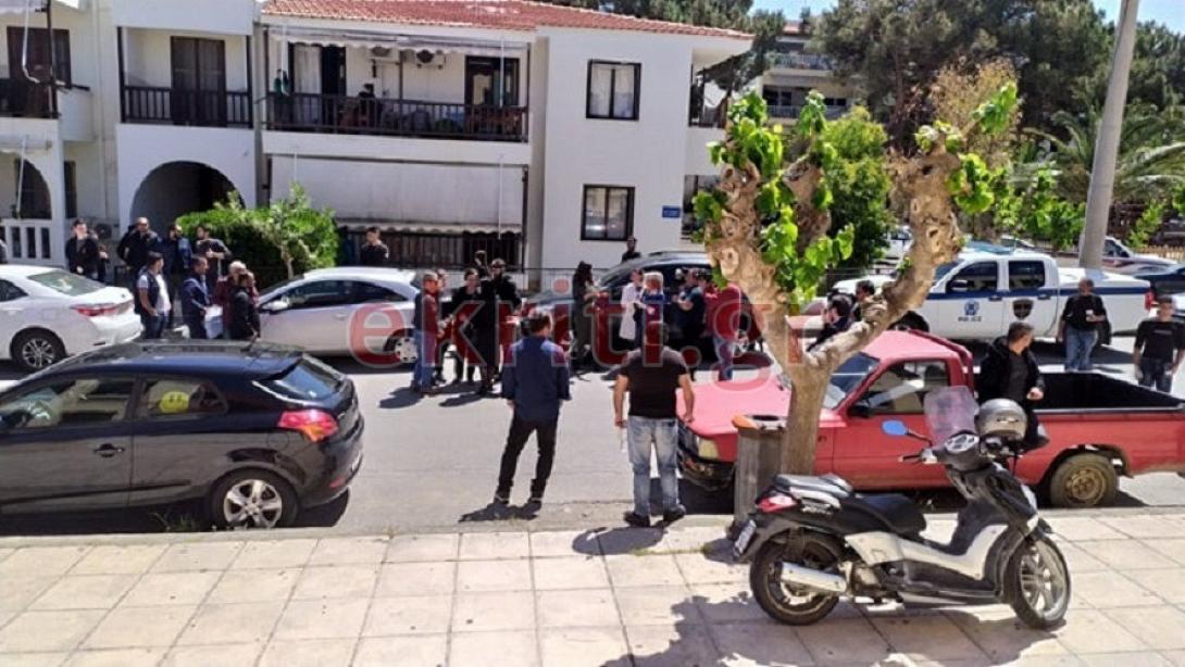 Συγγενείς του 29χρονου έξω από το δικαστικό μέγαρο Ρεθύμνου