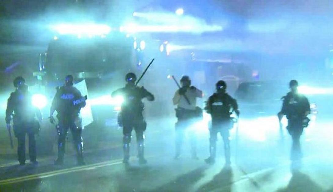 'Αγριες συγκρούσεις διαδηλωτών με την αστυνομία μετά τη δολοφονία του νεαρού αφροαμερικανού