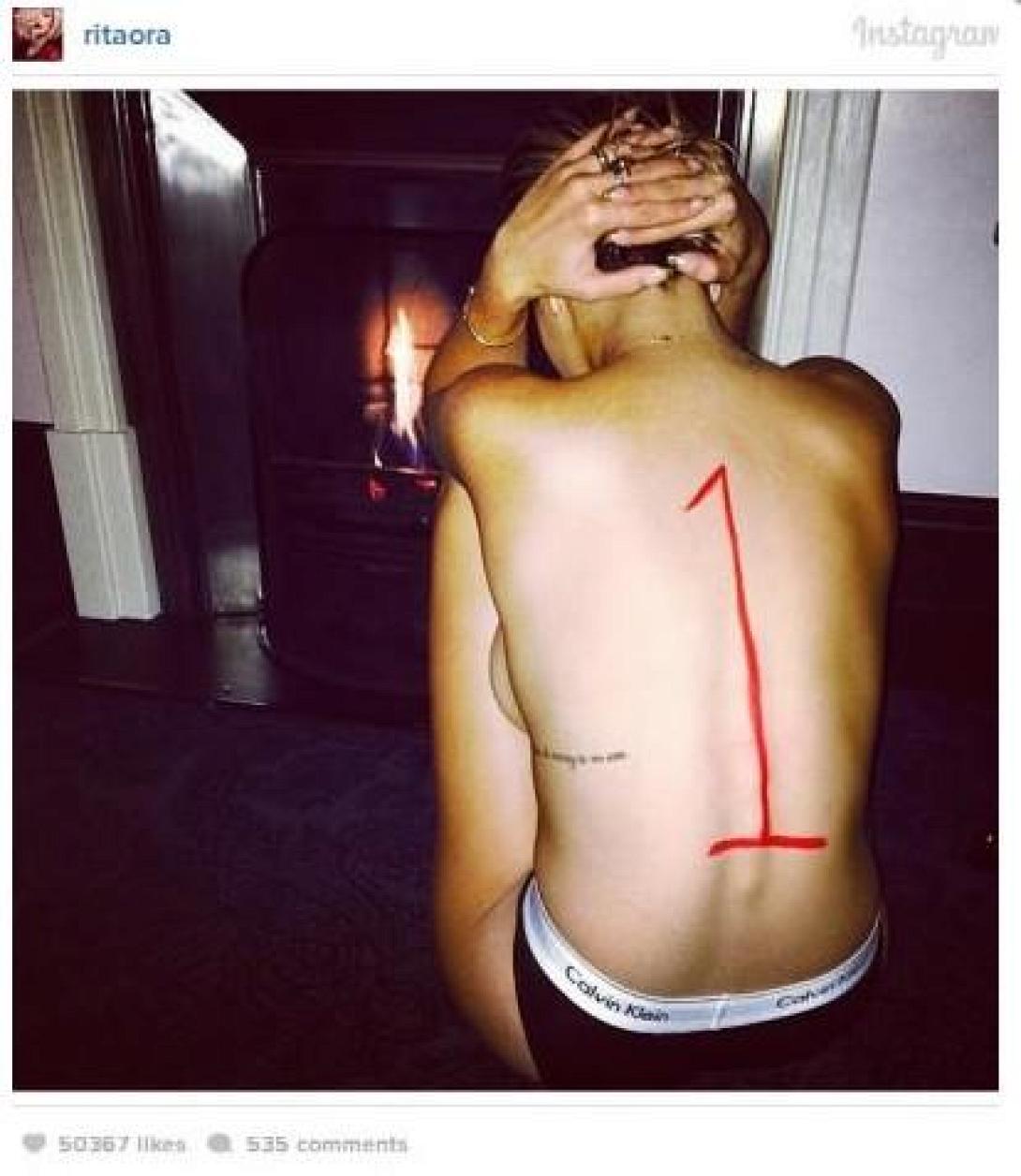 Γιόρτασε την πρωτιά της ποζάροντας ημίγυμνη