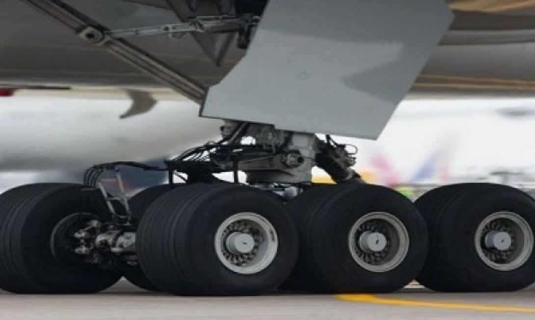 Κρύφτηκε έξι ώρες στις ρόδες αεροπλάνου για να βρει τη μητέρα του 