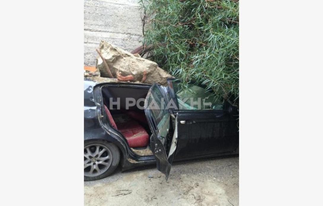 Πρωτοχρονιάτικη τύχη στη Ρόδο: Βγήκε από το αυτοκίνητο λίγο πριν το καταπλακώσουν βράχια