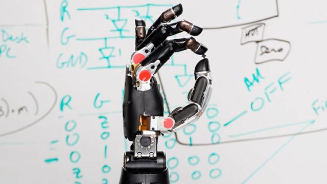 Δημιούργησαν ρομποτικό χέρι που ελέγχεται από το μυαλό