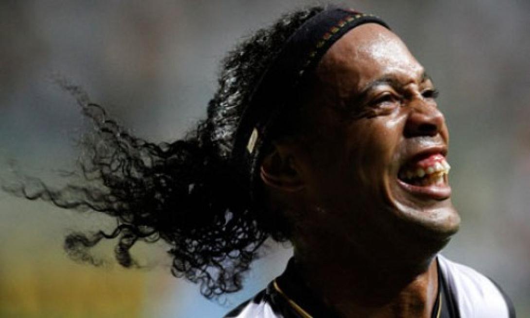 ronaldinho-celebrates.jpg