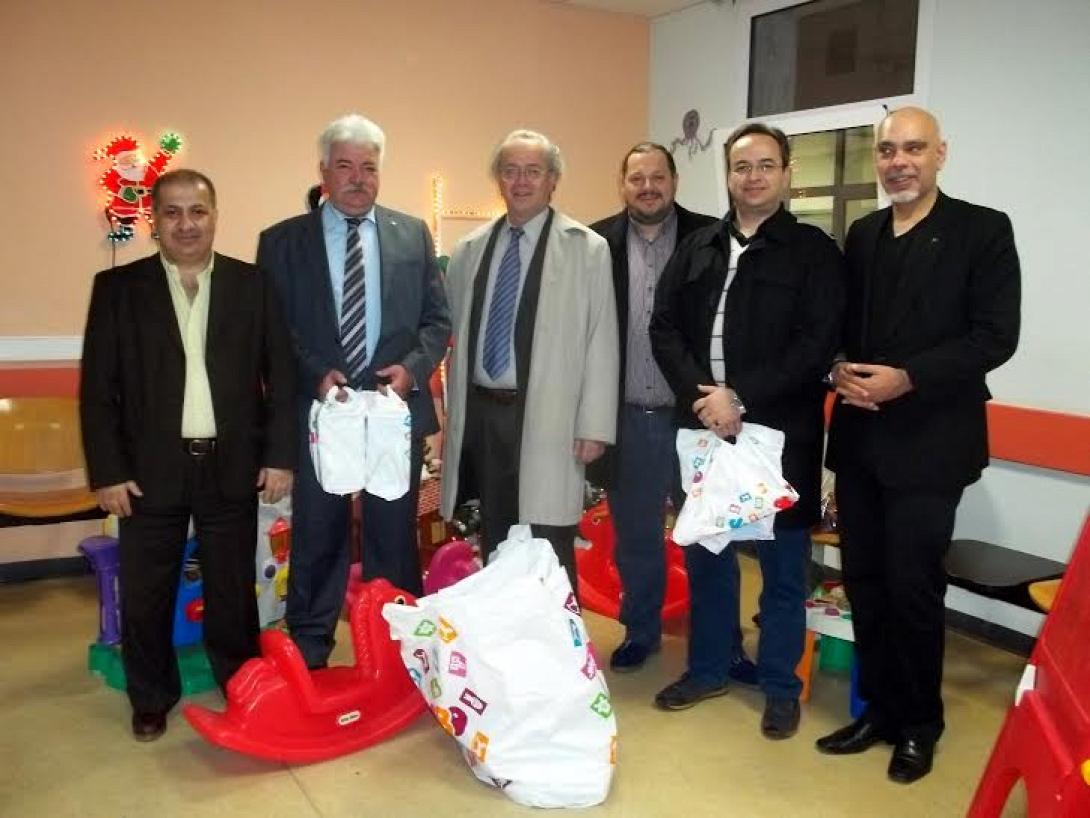 Μοίρασαν δώρα και ευχές στους λιλιπούτειους ασθενείς σε ΠΑΓΝΗ και Βενιζέλειο