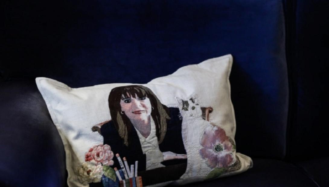 Η Κατερίνα Σακελλαροπούλου και η γάτα της σε... κεντητό μαξιλαράκι 