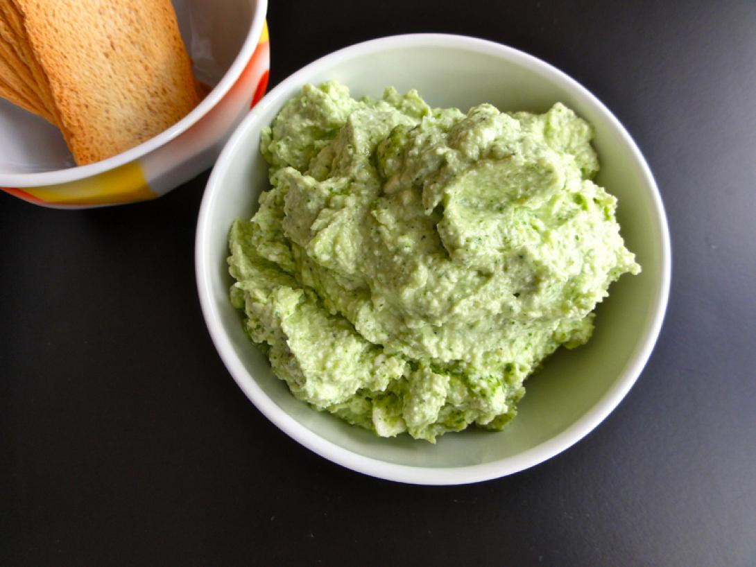 Σαρδελοσαλάτα με κρεμμυδάκια και άνηθο