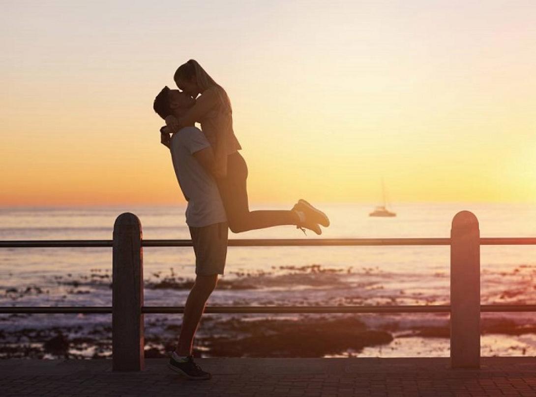 θάλασσα ερωτευμένο ζευγάρι