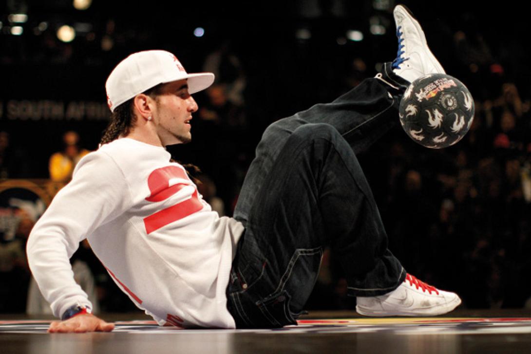 Ο "παππούς" που κάνει θαύματα με τη... μπάλα! ! (βίντεο)