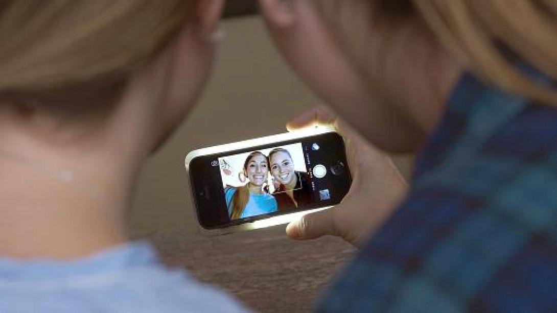 Θήκη κινητού με φως για καλύτερες selfie